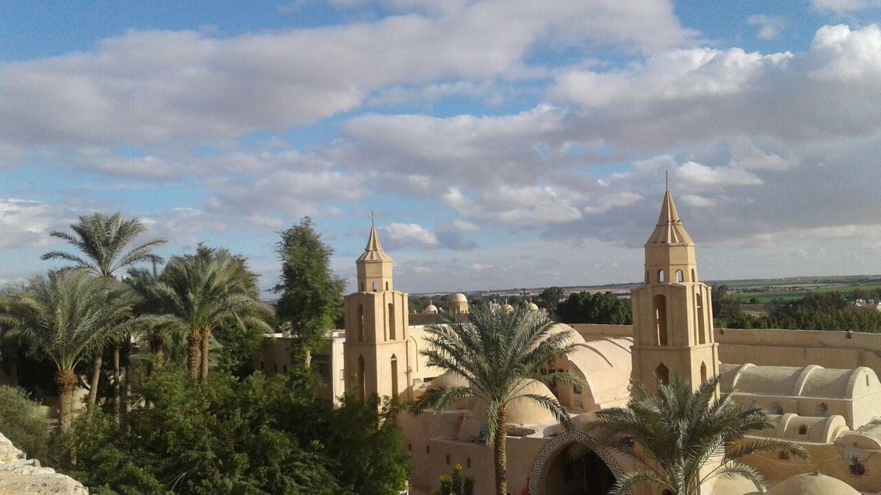 Das Kloster Bishoi liegt etwas 100 Kilometer nordwestlich von Kairo in der Wüste.