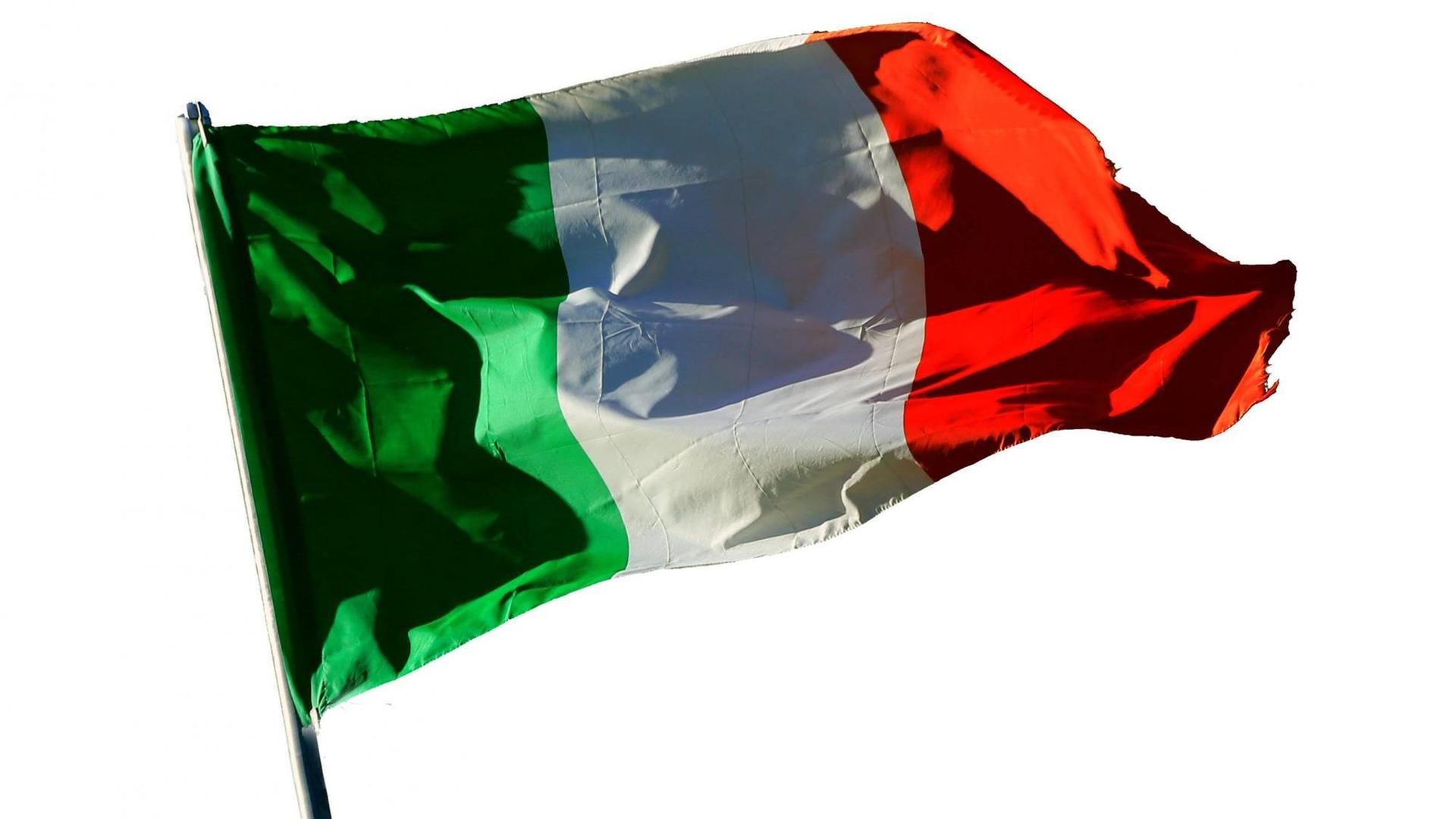 Die italienische Nationalflagge weht vor einem weißen Himmel. 
