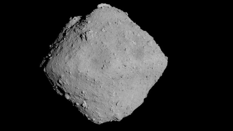 : Der Asteroid Ryugu wird derzeit von einer japanischen Raumsonde erkundet; sie soll Ende 2020 mit einer Probe des Asteroiden zur Erde zurückkehren 