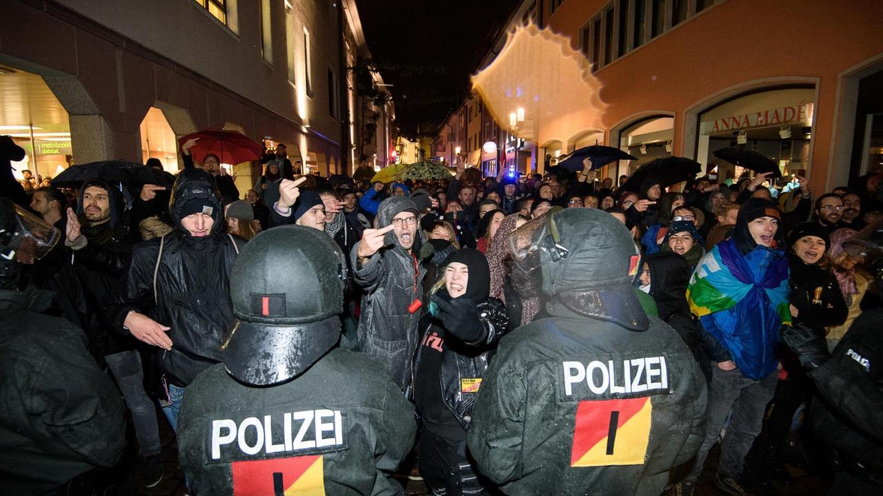 Das Foto zeigt Demonstranten in Freiburg, sie protestieren gegen eine AfD-Kundgebung.