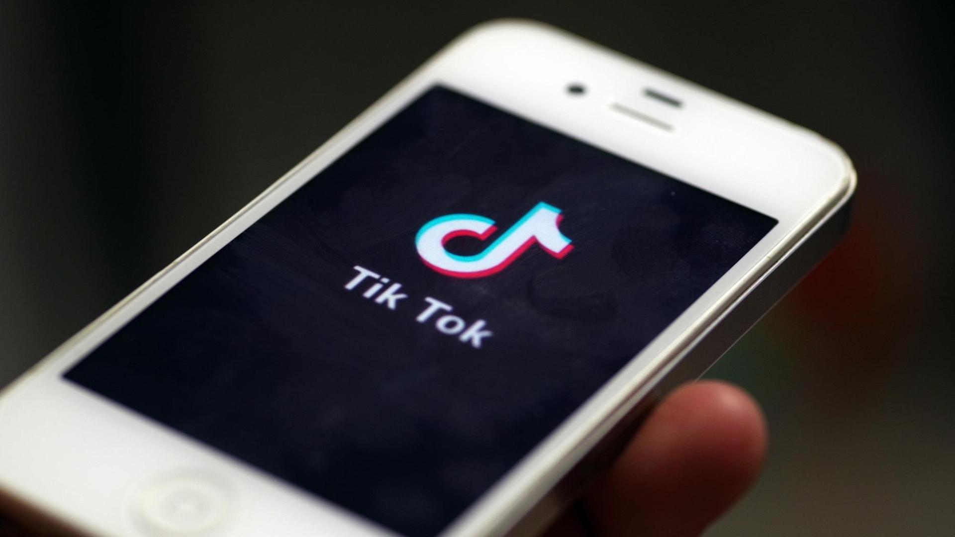 Das Logo der Kurzvideo-App TikTok auf einem Handybildschirm.