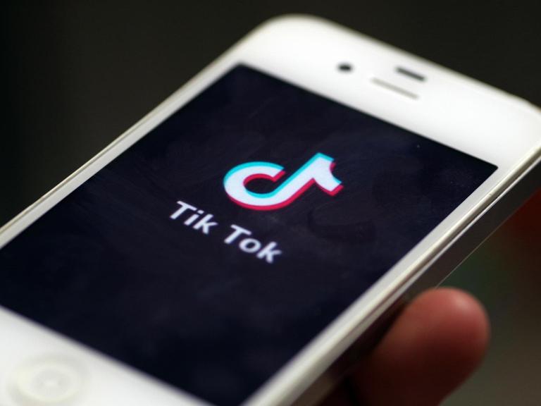Das Logo der Kurzvideo-App TikTok auf einem Handybildschirm.