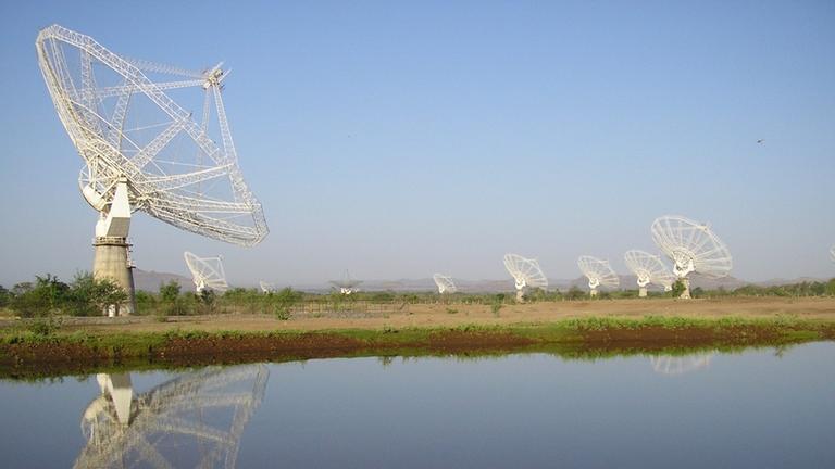 Einige Antennen des GMRT bei Pune in Indien