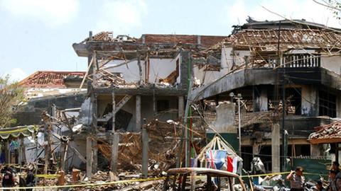 Die Wucht der Bombenexplosionen im Jahr 2002 zerstörte umliegende Wohnhäuser