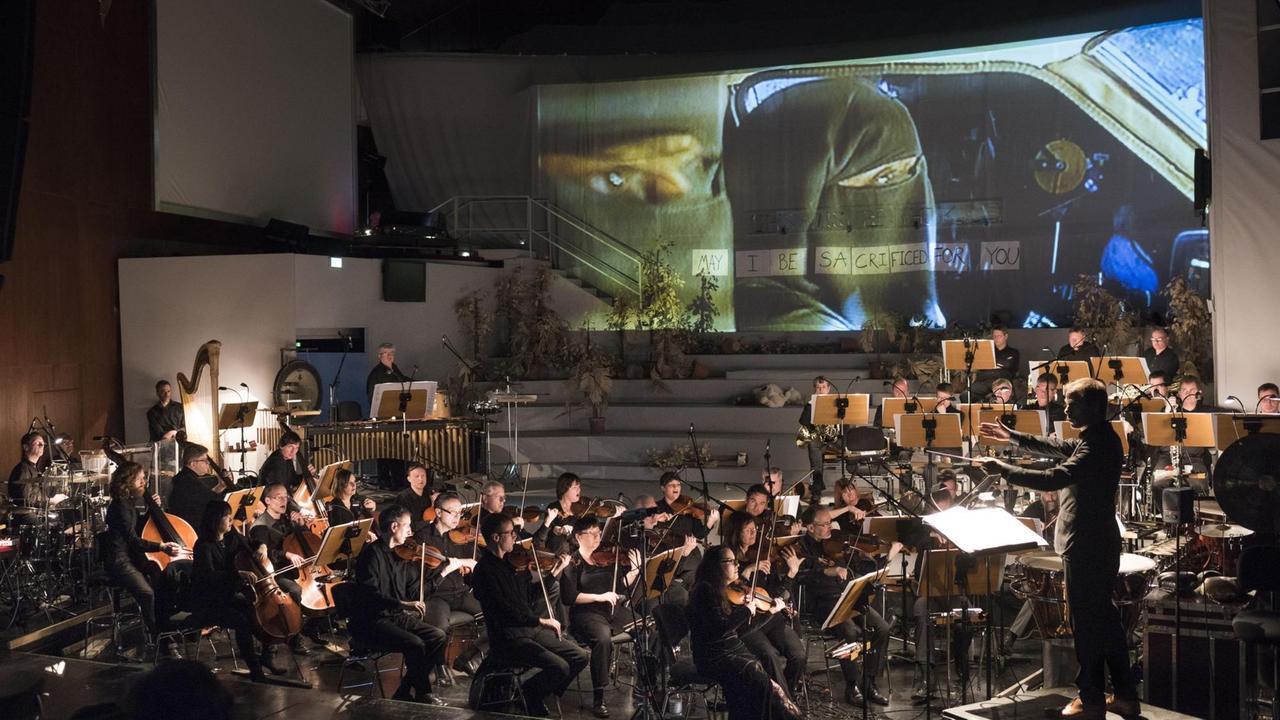 Sarah Nemtsovs multiräumliche Oper „Sacrifice“ im Opernhaus der Bühnen der Stadt Halle