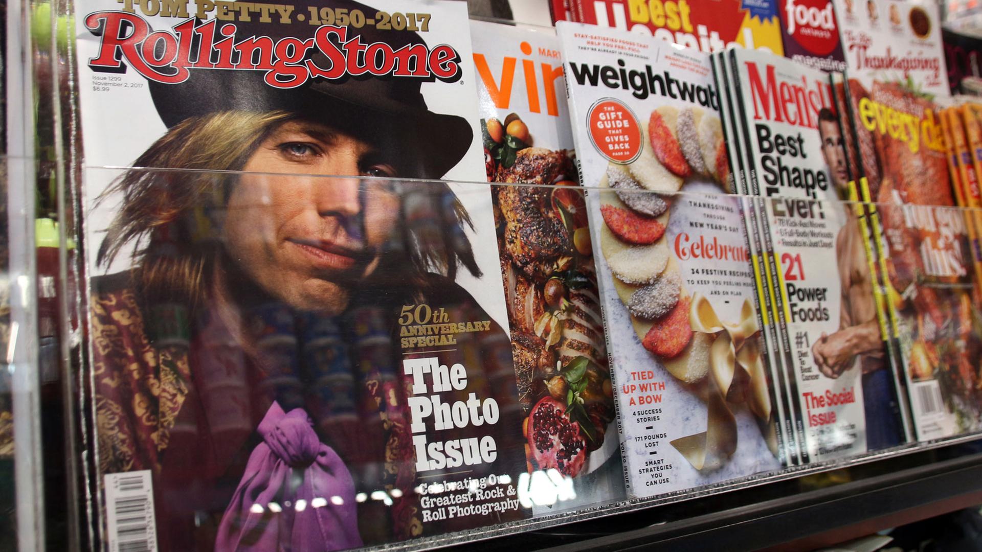 Jubiläumsausgabe des Rolling Stone Magazine zum 50. Geburtstag im Zeitschriftenregal