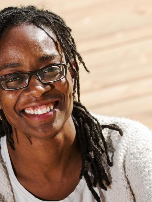 Die in Berlin lebende Autorin Sharon Otoo posiert am 05.07.2016 in Berlin. Mit der doppelbödigen Geschichte über ein Ei, das nicht hart werden will, hat die in Berlin lebende Autorin den renommierten Ingeborg-Bachmann-Preis gewonnen. Foto: Paul Zinken/dpa | Verwendung weltweit