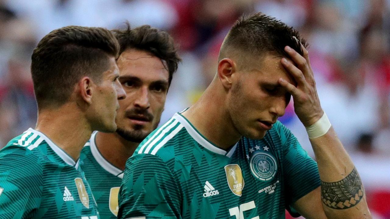 Süle fasst sich enttäuscht an den Kopf, Gomez und Hummels sprechen mit ihm.