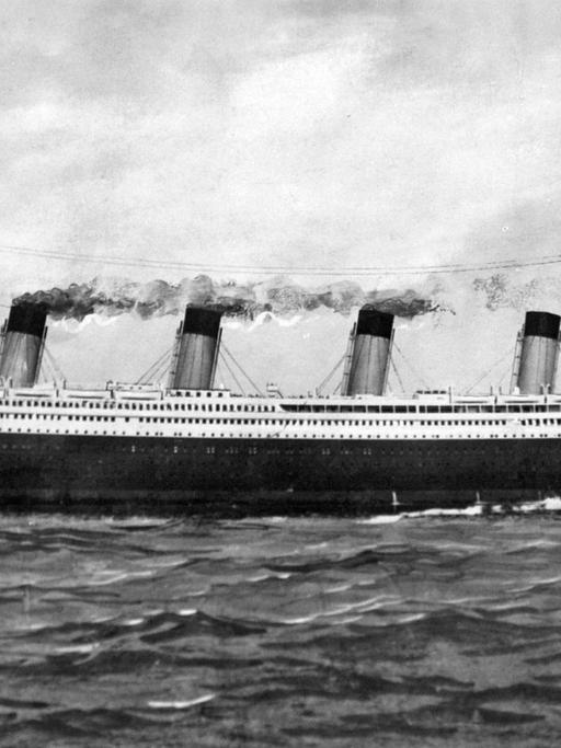 RMS Titanic. Am 15. April 2012 jährt sich zum 100. Mal der Untergang der Titanic - Die Titanic war ein Passagierschiff der britischen Reederei White Star Line. Sie wurde in Belfast auf der Werft von Harland & Wolff gebaut und war bei der Indienststellung am 2. April 1912 das größte Schiff der Welt. Auf ihrer Jungfernfahrt kollidierte die Titanic am 14. April 1912 gegen 23:40 Uhr etwa 300 Seemeilen südöstlich von Neufundland mit einem Eisberg und sank zwei Stunden und 40 Minuten nach dem Zusammenstoß im Nordatlantik.