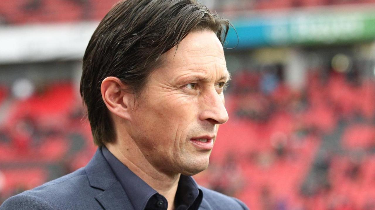 Trainer Roger Schmidt von Bayer 04 Leverkusen