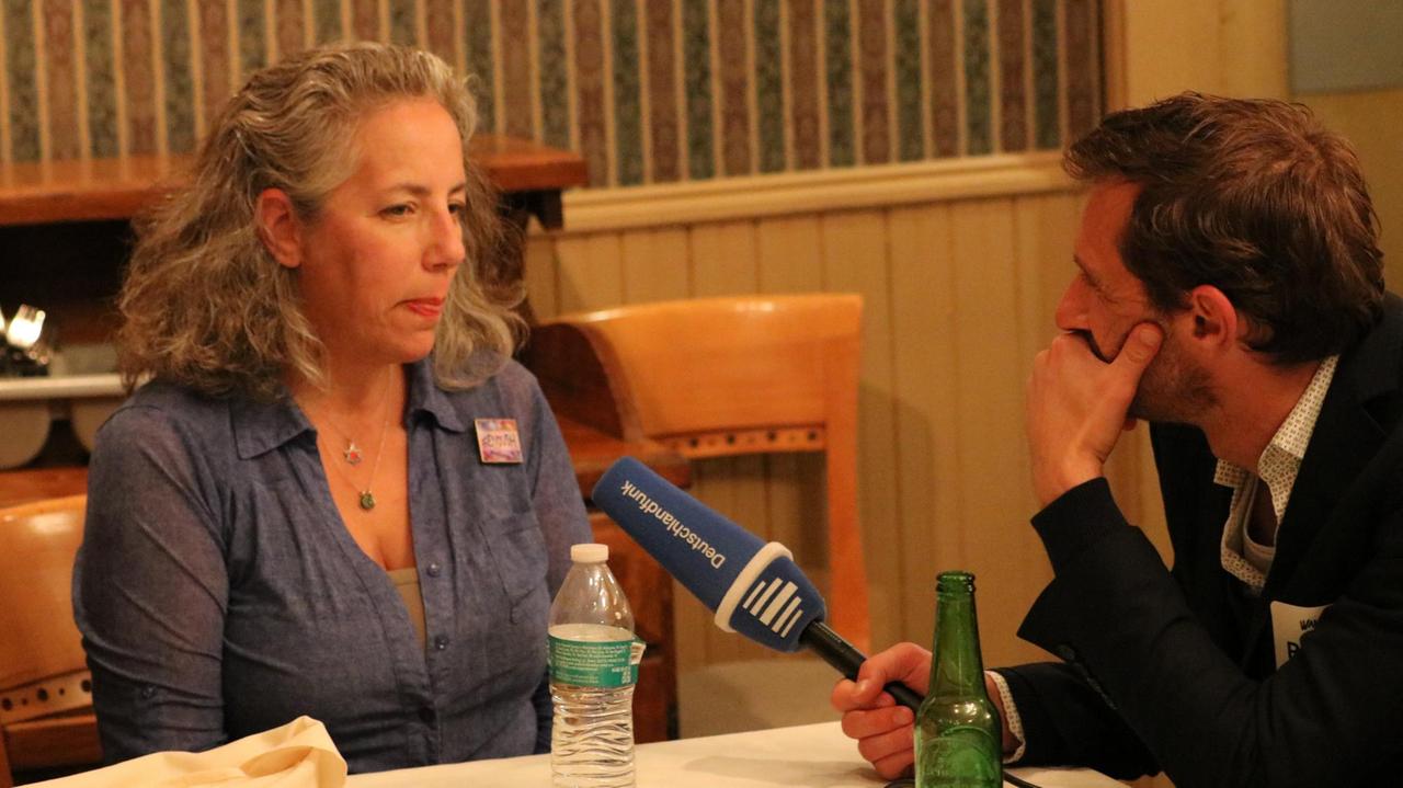 Lisa Beth Weber unterstützt den demokratischen Kandidaten Scott Wallace. Sie ist im Interview mit Jasper Barenberg und spricht ins Mikrofon.