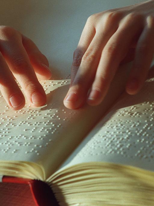 Mit den Händen lesen. Weltweit wird heute die Punktschrift von Louis Braille gelehrt.