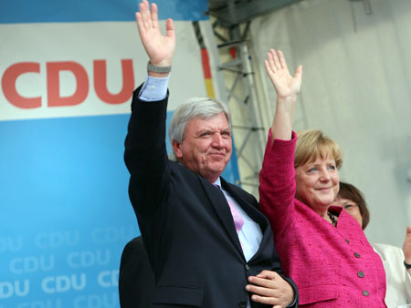 Der hessische Ministerpräsident Volker Bouffier und Bundeskanzlerin Angela Merkel auf dem Marktplatz in Seligenstadt (Hessen) beim Wahlkampfauftakt.
