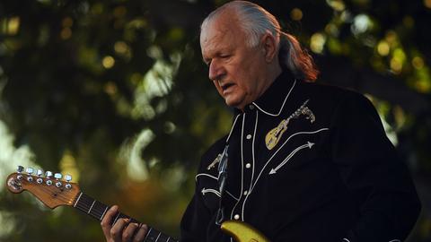 Der Surf-Guitar-Musiker Dick Dale bei einem Konzert in Ventura, Kalifornien, im Jahr 2012