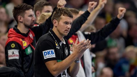 Handball-Bundestrainer Christian Prokop applaudiert beim Spiel Deutschland - Argentinien.