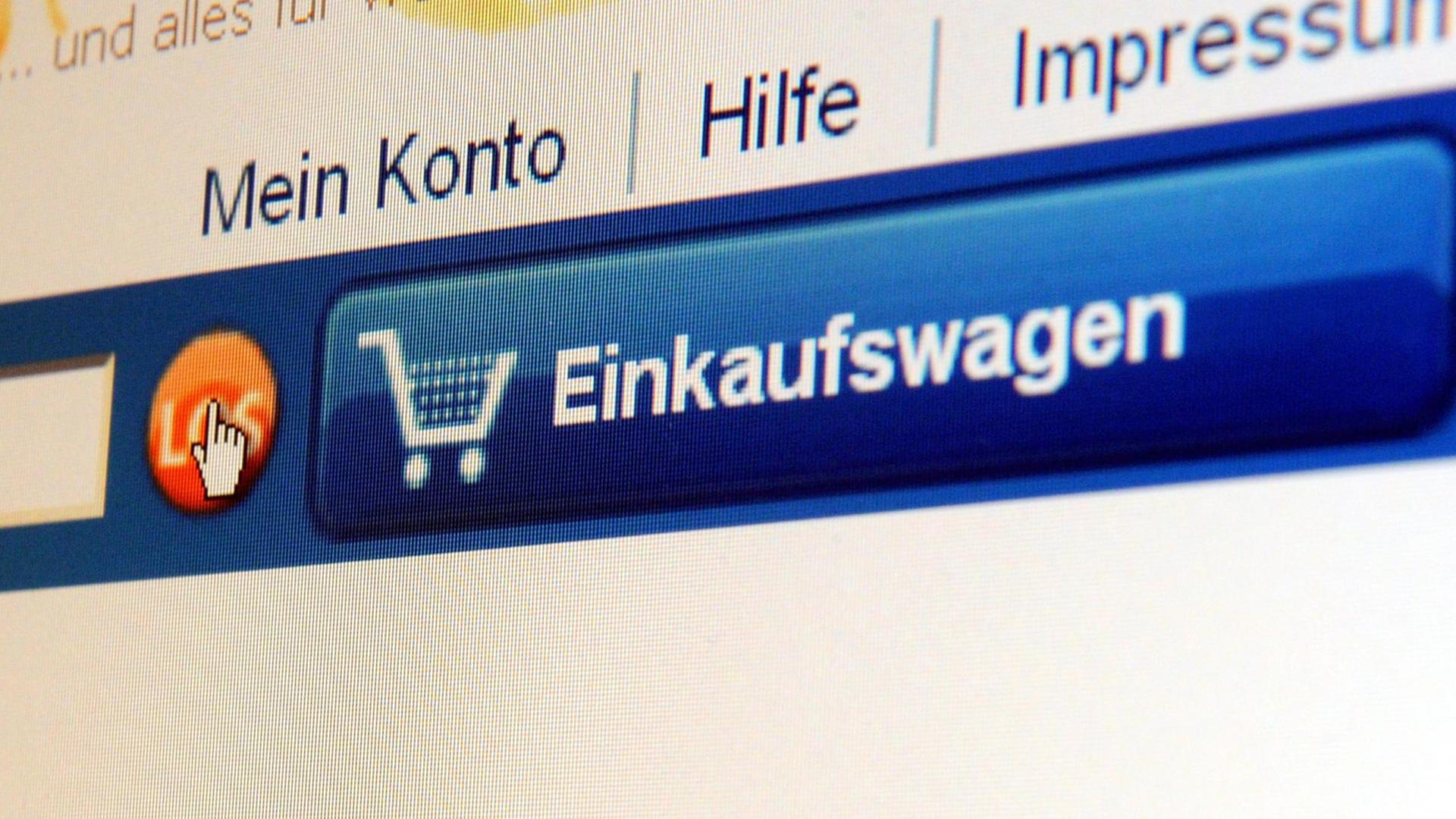Der Mousezeiger eines Computers zeigt auf einer Seite des Internet-Handels von Amazon auf die Funktion Einkaufswagen