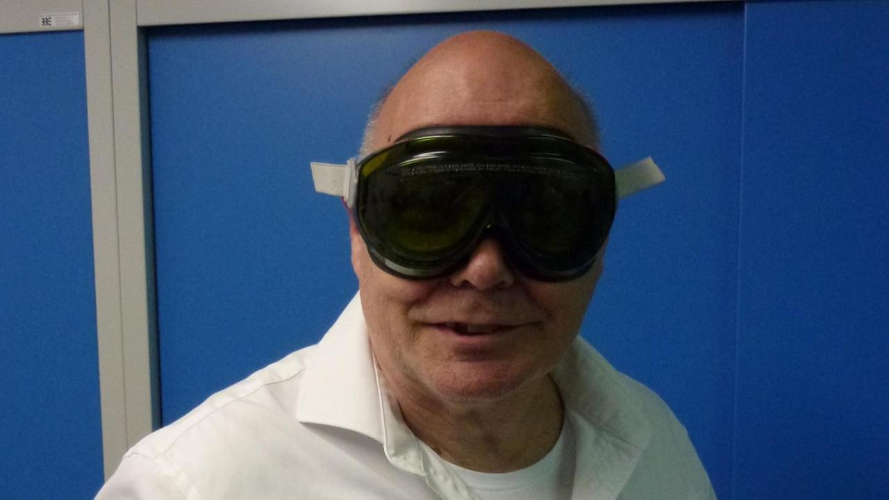 Besuch beim Gravitationswellendetektor GEO600 in Ruthe bei Hannover, Arno Widmann trägt eine Schutzbrille