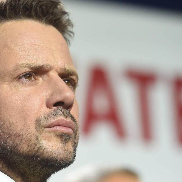 Rafal Trzaskowski blickt bei einer politischen Veranstaltung mit ernster Miene.