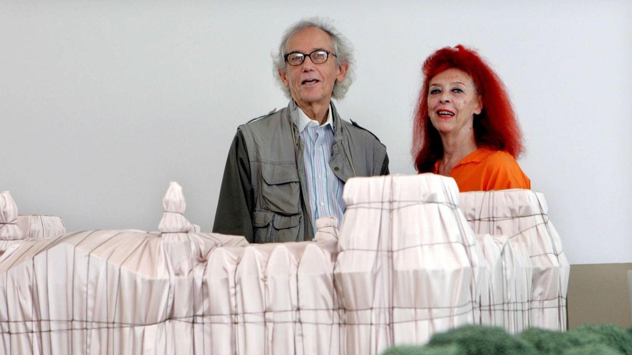 Das Künstlerpaar Christo und Jeanne-Claude steht vor dem Modell der Reichstags-Installation.