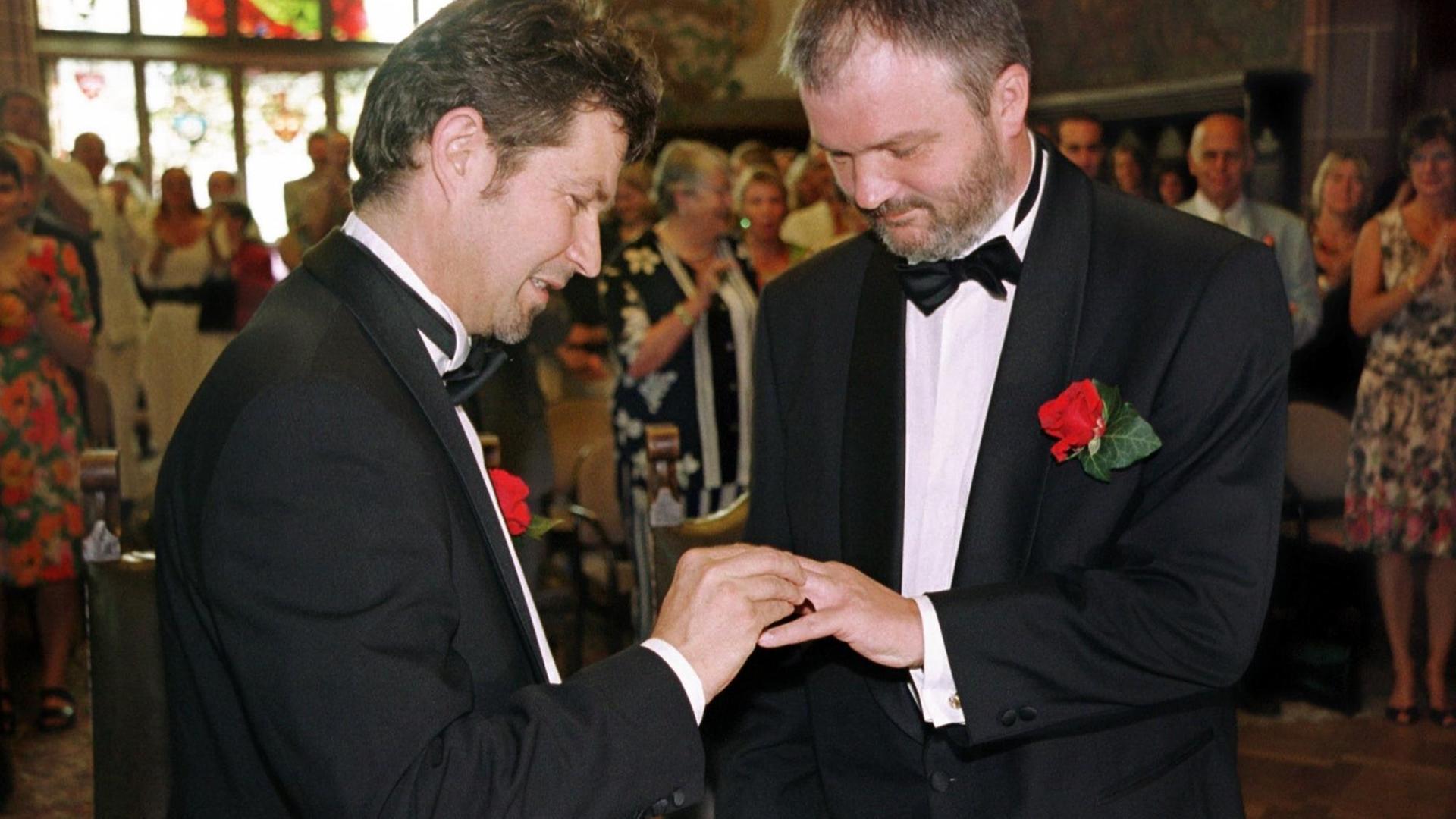 Andächtig tauschen Stephan Wolfsdorfer und Hasso Müller-Kittnau am 1.8.2001 im Saarbrücker Rathausfestsaal die Ringe. Sie gehörten zu den ersten Paaren, die ihre Partnerschaft mit der "Homosexuellen-Ehe" besiegelten.