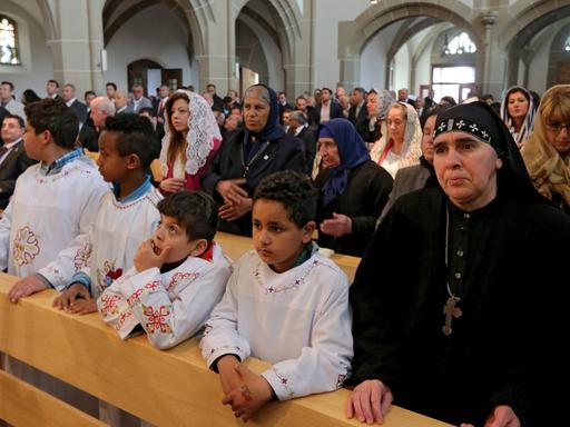 Der erste syrisch-orthodoxe Kirchentag in Deutschland wurde am Sonntag (17.05.15) in der Klosterkirche im nordrhein-westfaelischen Warburg mit einem Gottesdienst beendet. Der Abschlussgottesdienst wurde vom Oberhaupt der Kirche, Ignatius Aphrem II. Karim aus Damaskus, zelebriert. Die dreitaegige Zusammenkunft auf der Anlage des Warburger Klosters mit Gottesdiensten, Vortraegen und spirituellen Veranstaltungen hatte am Freitag begonnen. Die syrisch-orthodoxe Kirche zaehlt zu den aeltesten Kirchen weltweit. In Deutschland hat sie nach eigenen Angaben etwa 100.000 Glaeubige in rund 60 Gemeinden.