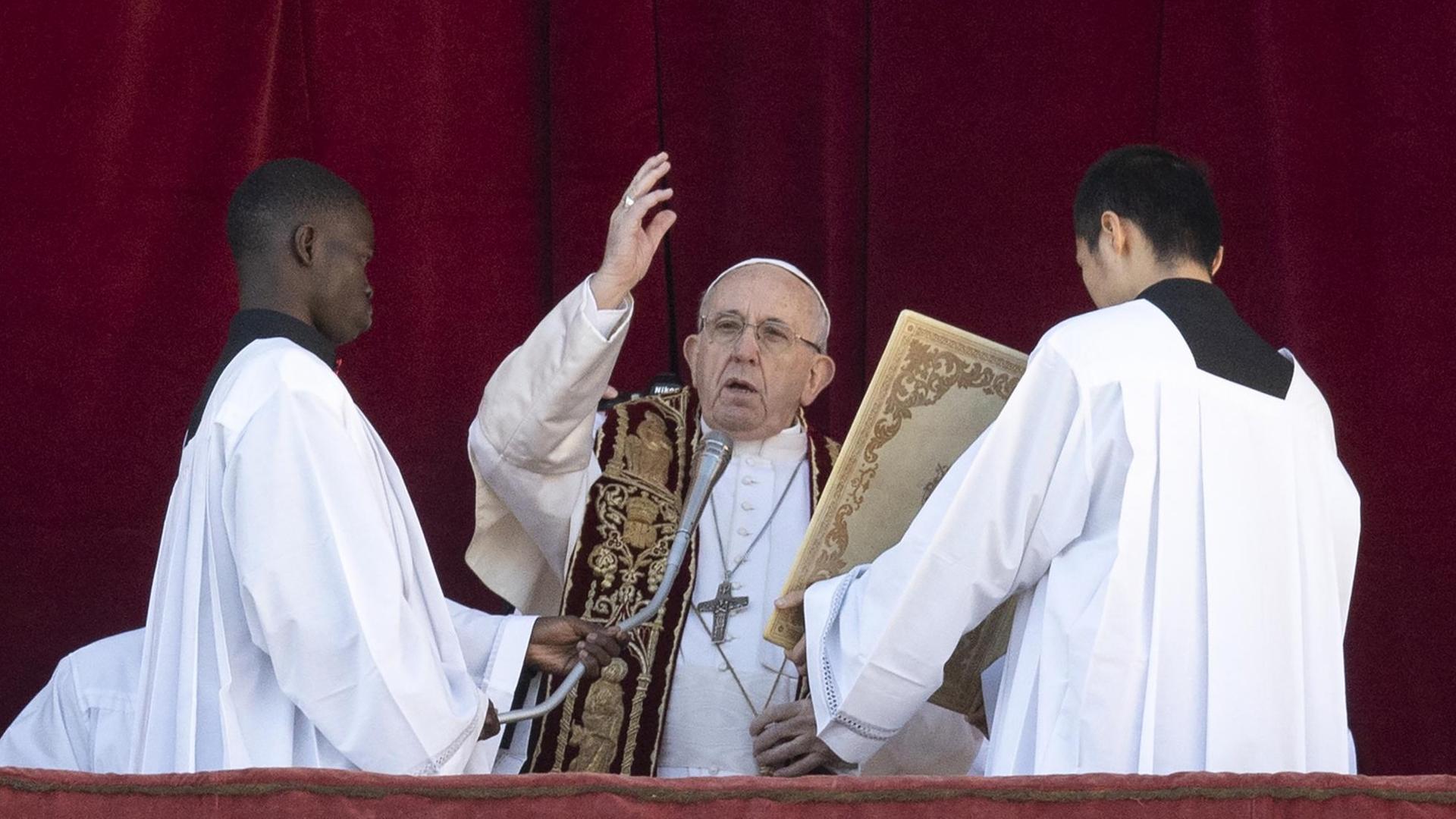 Papst Franziskus spendet den Segen. 