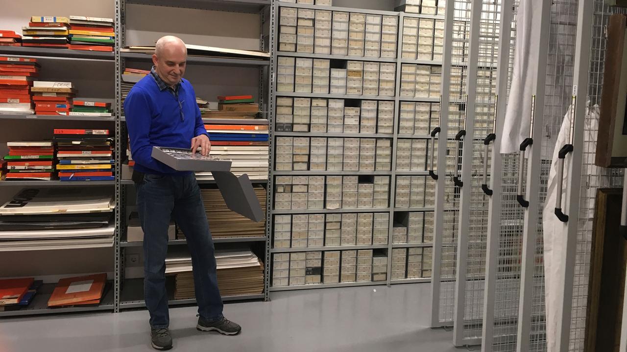 Buchheim-Sekretär Waldemar Rejmer im Depot des Buchheim-Museum
