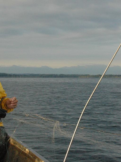 Klaus Marx ist der erste auf dem Ammersee: Um drei Uhr nachts fährt der 67-Jährige raus zum Fischen.
