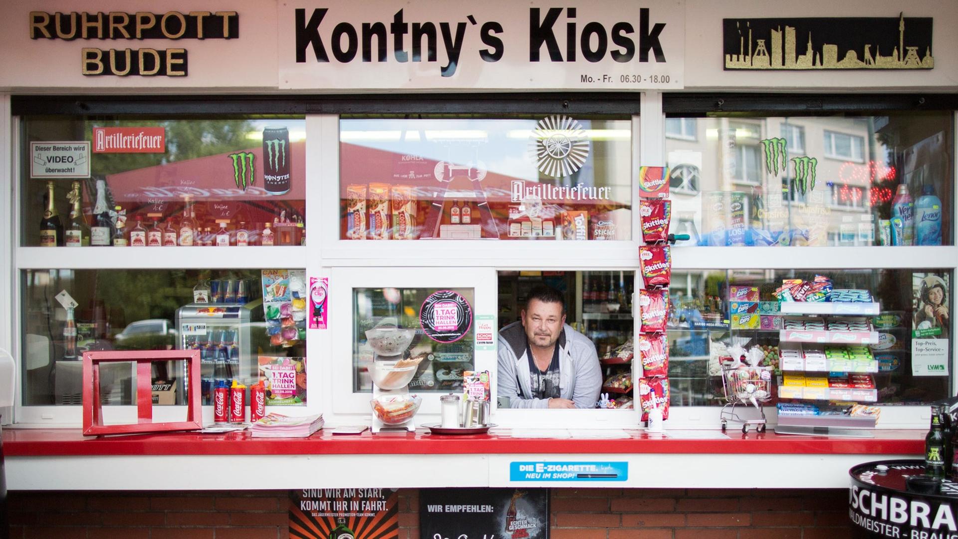 Kioskbesitzer Andreas Kontny posiert am 15.08.2016 in Kontny's Kiosk in Mülheim an der Ruhr (Nordrhein-Westfalen). Am 20.08.2016 soll am 1. Tag der Trinkhallen mit Auftritten von Künstlern die Buden-Kultur im Ruhrgebiet gefeiert werden