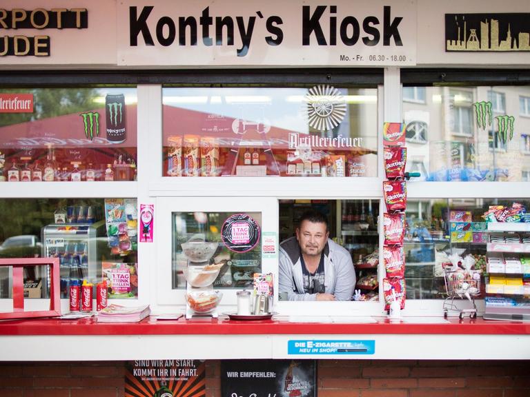 Kioskbesitzer Andreas Kontny posiert am 15.08.2016 in Kontny's Kiosk in Mülheim an der Ruhr (Nordrhein-Westfalen). Am 20.08.2016 soll am 1. Tag der Trinkhallen mit Auftritten von Künstlern die Buden-Kultur im Ruhrgebiet gefeiert werden