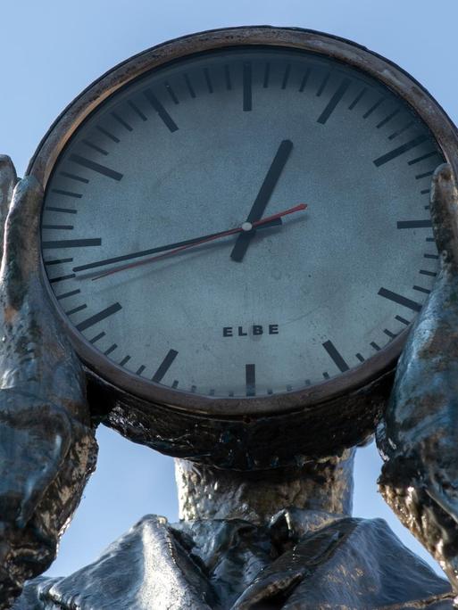 Magdeburg, Sachsen-Anhalt: Die Skulptur "Zeitzähler" von Gloria Friedmann mit einer Uhr vor dem Gesicht.