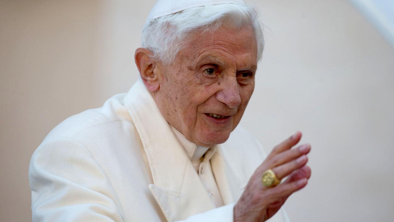 Papst Benedikt XVI. winkt am 27.02.2013 im Vatikan in Rom bei der Abfahrt nach der Generalaudienz auf den Petersplatz. Tausende Gläubige haben sich vor dem Petersdom versammelt, um den Pontifex zu verabschieden. Papst Benedikt XVI. hat als erster Papst der Neuzeit seinen Rücktritt erklärt.