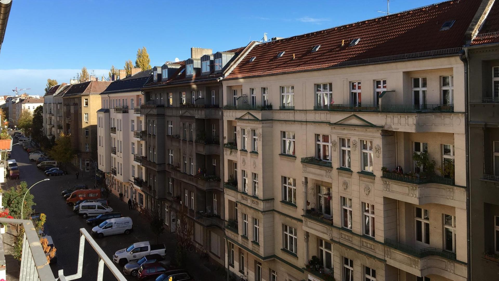 Blick aus einem Fenster auf eine Straße im Berliner Viertel Friedrichshain