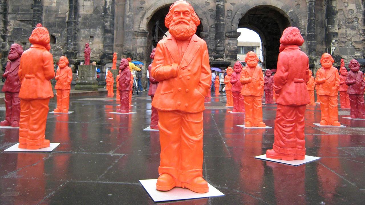 Karl Marx vor der Porta Nigra. Im Rahmen einer Installation des Künstlers Ottmar Hörl wurden 500 ein Meter hohe Karl Marx-Figuren aus Kunststoff um das Wahrzeichen der Stadt an der Mosel aufgestellt.