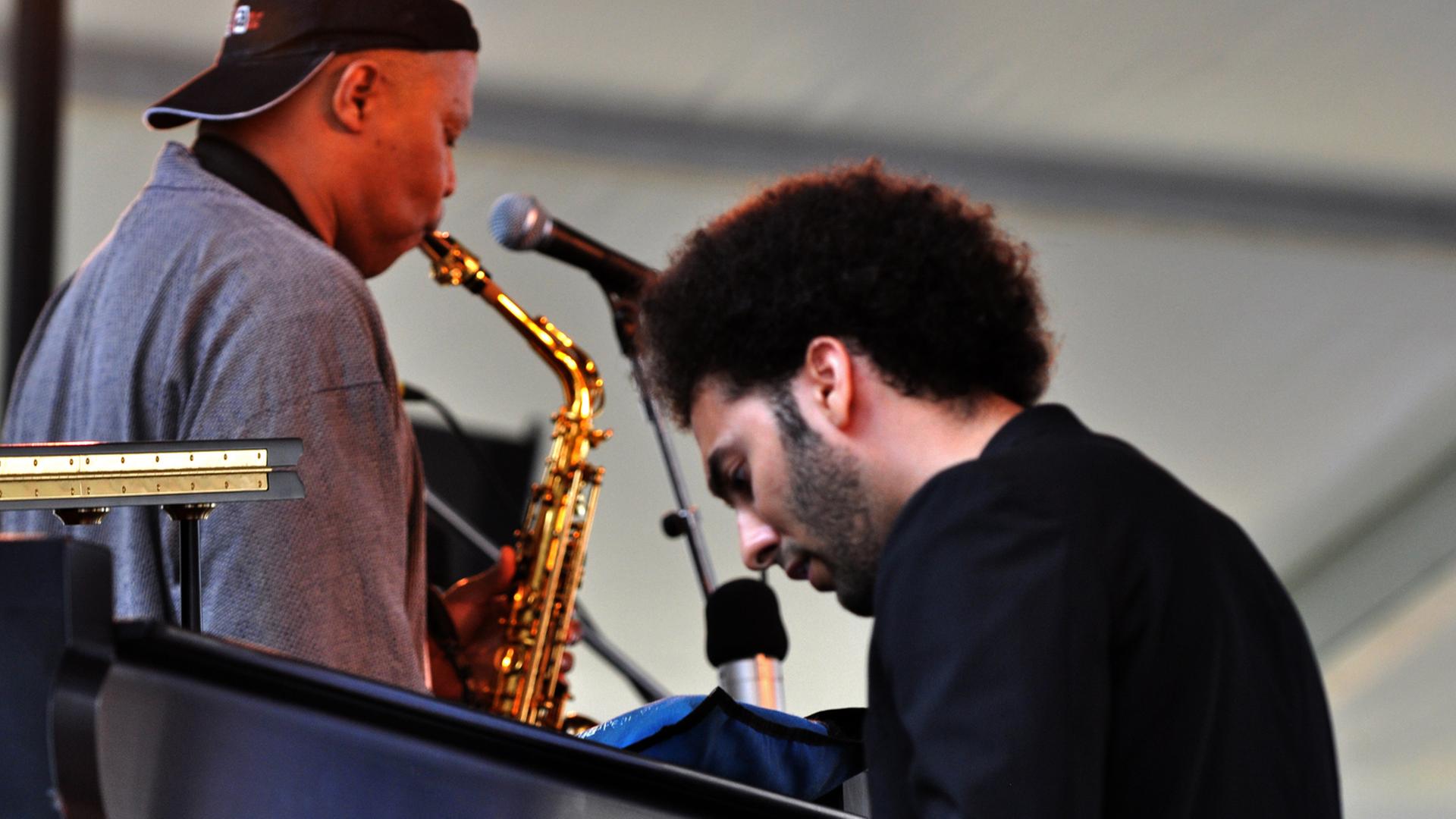 Der Pianist David Virelles spielt mit dem Saxophonisten Steve Coleman (l) beim Newport Jazz Festival 2011.