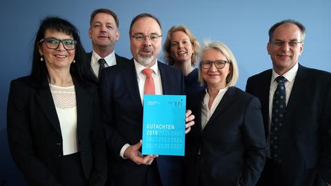 Die Expertenkommission Forschung und Innovation stellen zu Beginn einer Pressekonferenz das Jahresgutachten 2019 vor: Uschi Backes-Gellner (l-r), Professorin für Allgemeine Betriebswirtschaftslehre Universität München, Christoph Böhringer, Professor für Wirtschaftspolitik Universität Oldenburg, Dietmar Harhoff, Vorsitzender der Kommission, Katharina Hölzle, Lehrstuhl für Innovationsmanagement Universität Potsdam, Monika Schnitzer, Leiterin Seminar für Komparative Wirtschaftsforschung Universität München, und Uwe Canter, Professor für Volkswirtschaftslehre Universität Jena