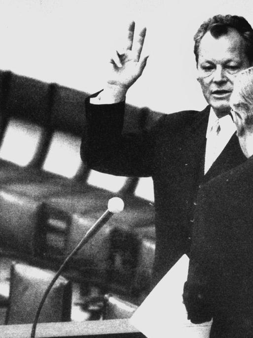 Der neue Bundeskanzler Willy Brandt legt nach seiner Wahl vor Bundestagspräsident Kai Uwe von Hassel im Bundestag in Bonn am 21.10.1969 seinen Amtseid ab.