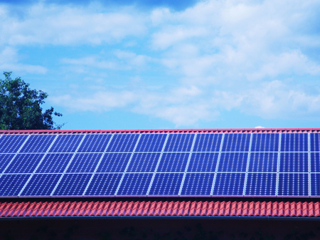 Sonnenkollektoren, auch Solarkollektoren genannt, auf einem Dach eines Privathauses in Mecklenburg-Vorpommern.