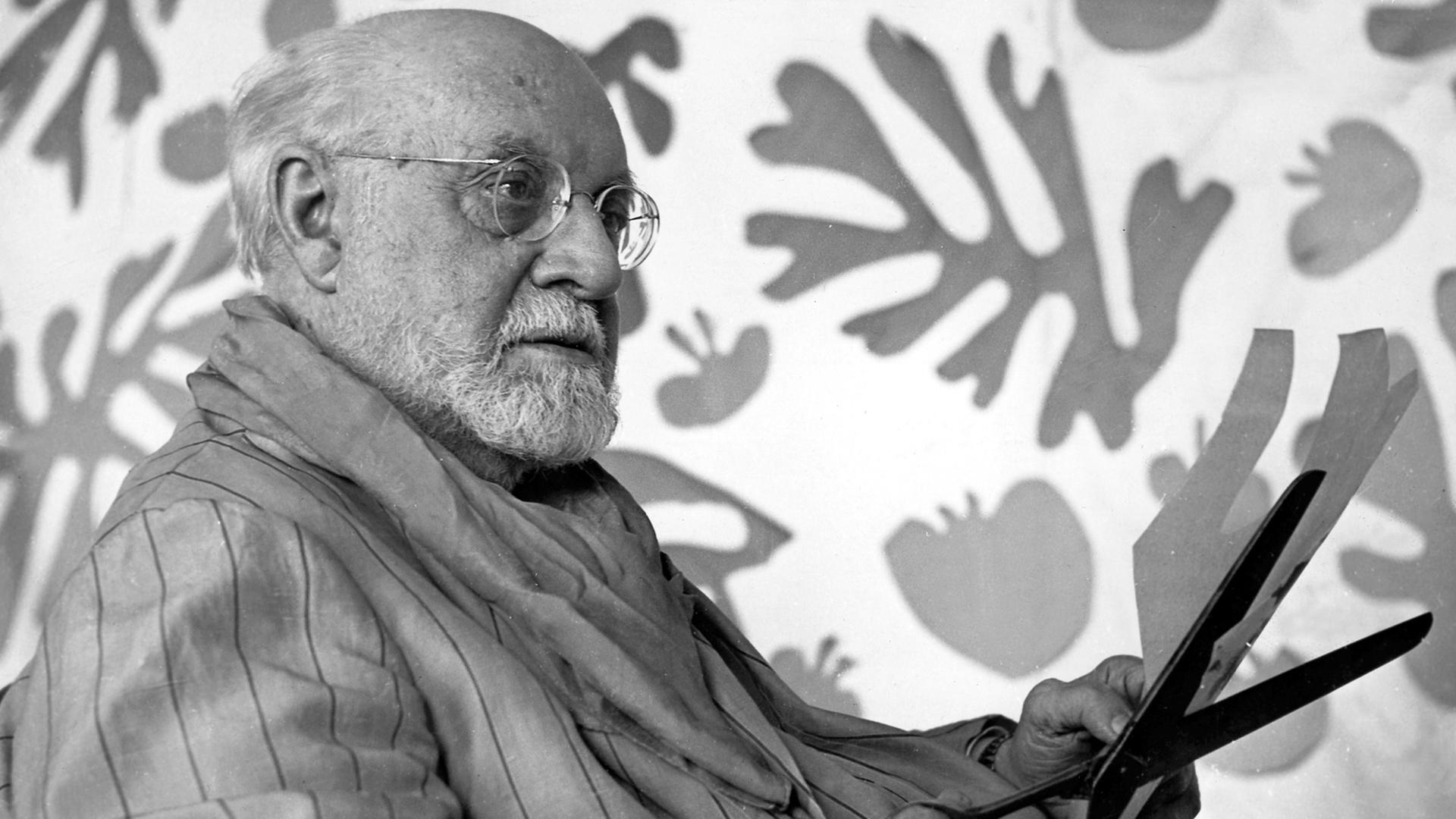 Der französische Maler Henri Matisse mit einer Schere (undatiert).
