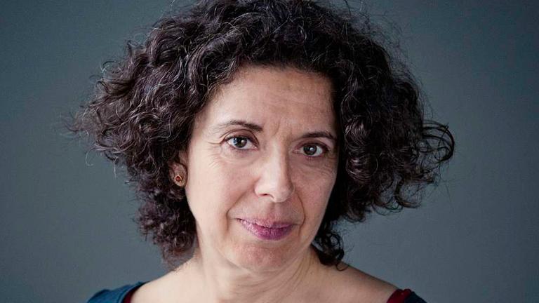 Das Bild zeigt ein Portrait von Esther Dischereit.