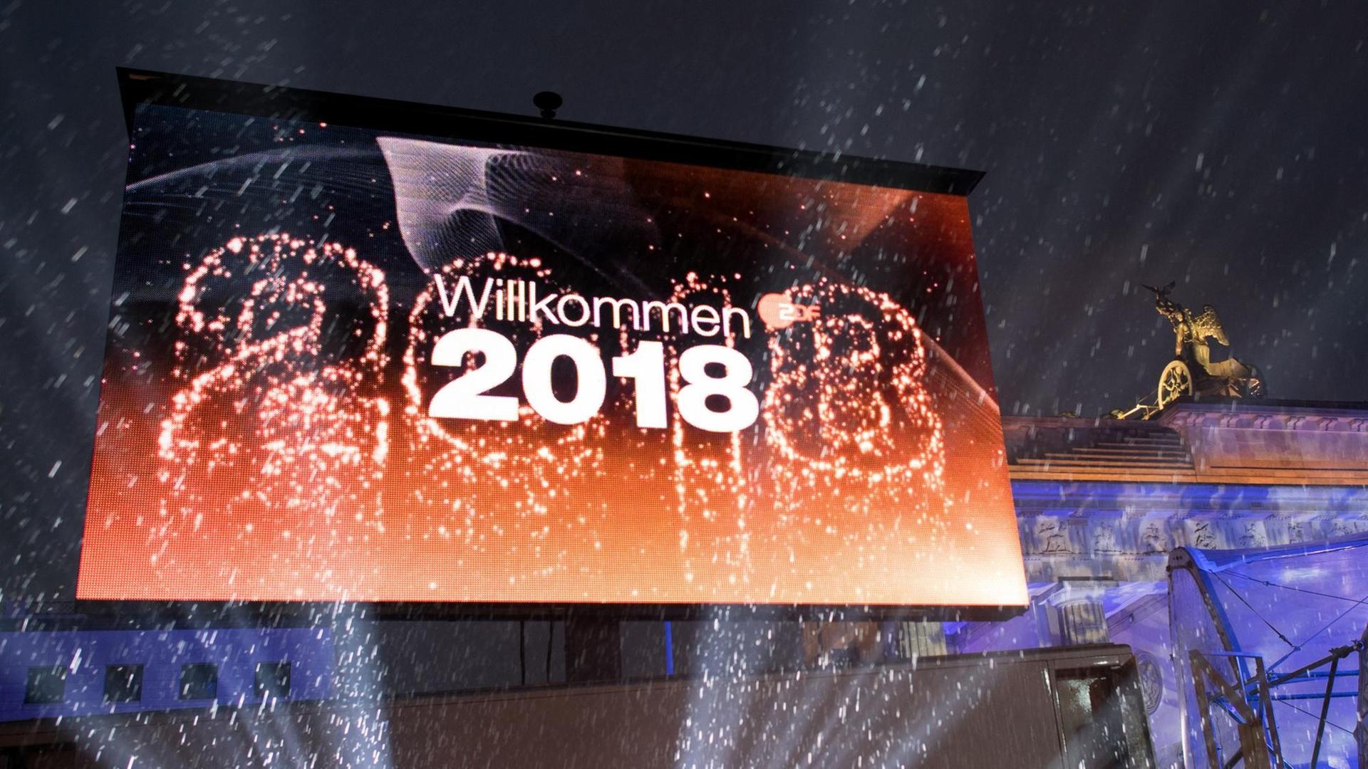 Lichtshow vor dem Brandenburger Tor mit dem Schriftzug "Willkommen 2018".