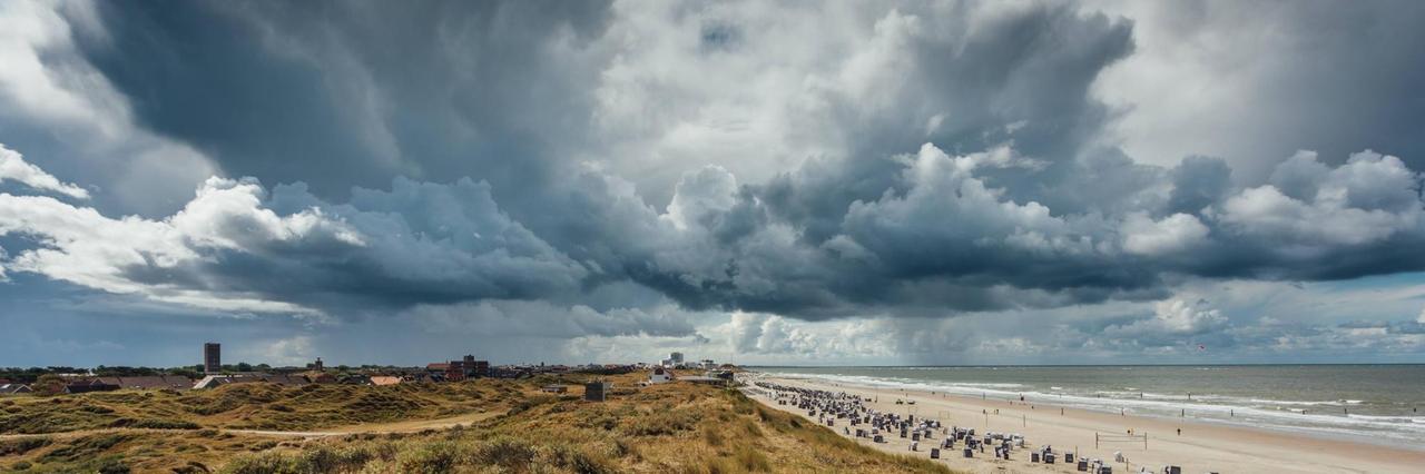 Regenwolken über den Randdünen am Nordstrand von Norderney Regenwolken über den Randdünen am Nordstrand von Norderney