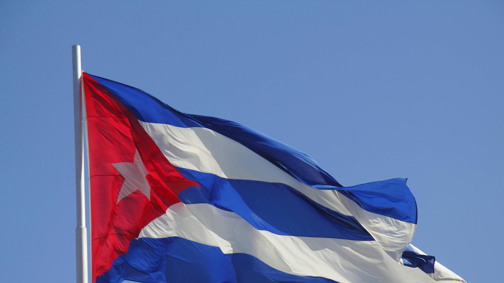 Die kubanische Flagge weht an einem Fahnenmast.