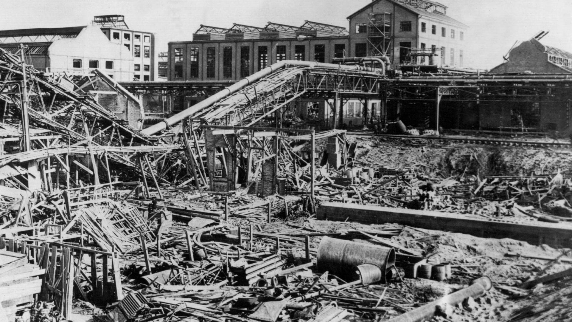 Blick auf die völlig zerstörten Gebäude nach der Explosion des Oppauer Stickstoffwerkes am 21. September 1921