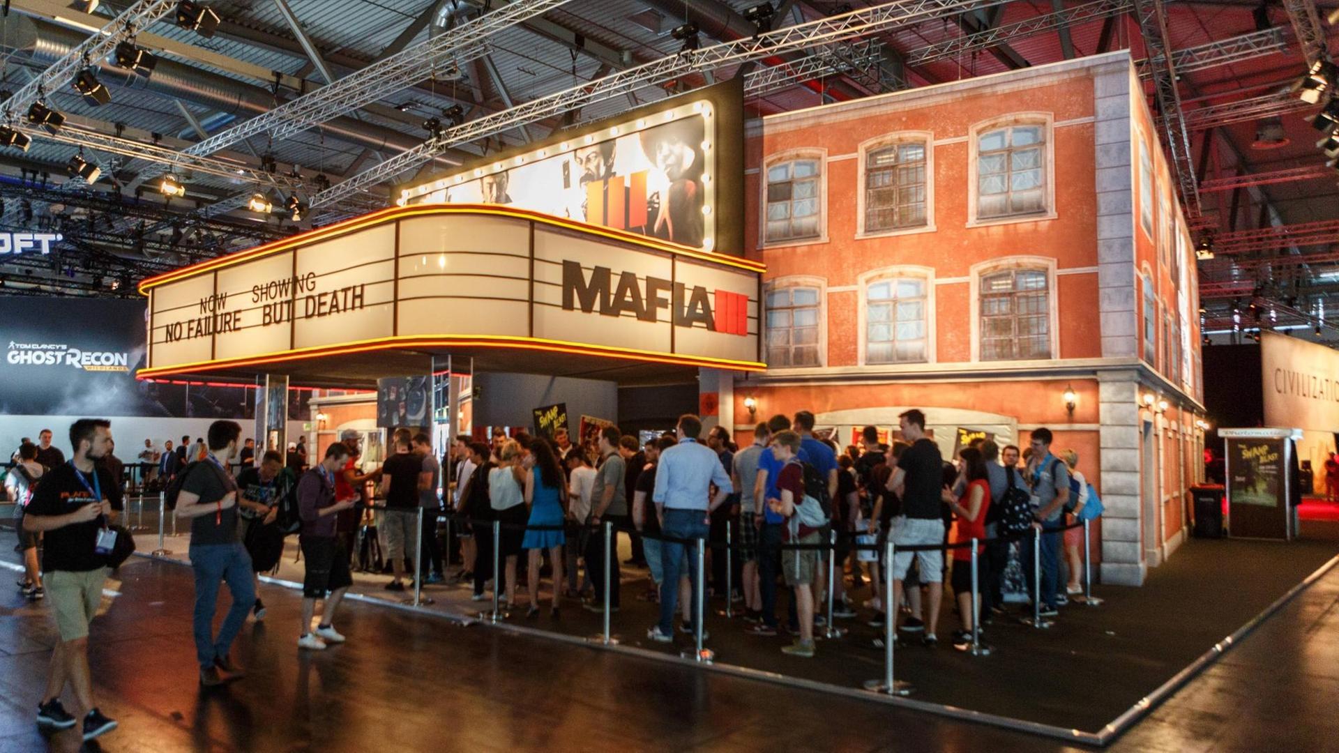 Besucher warten auf der Gamescom 2016 darauf, das Spiel "Mafia III" anspielen zu können. Der Hauptcharakter in Mafia III ist ein Afroamerikaner im New Orleans der 1960er-Jahre.