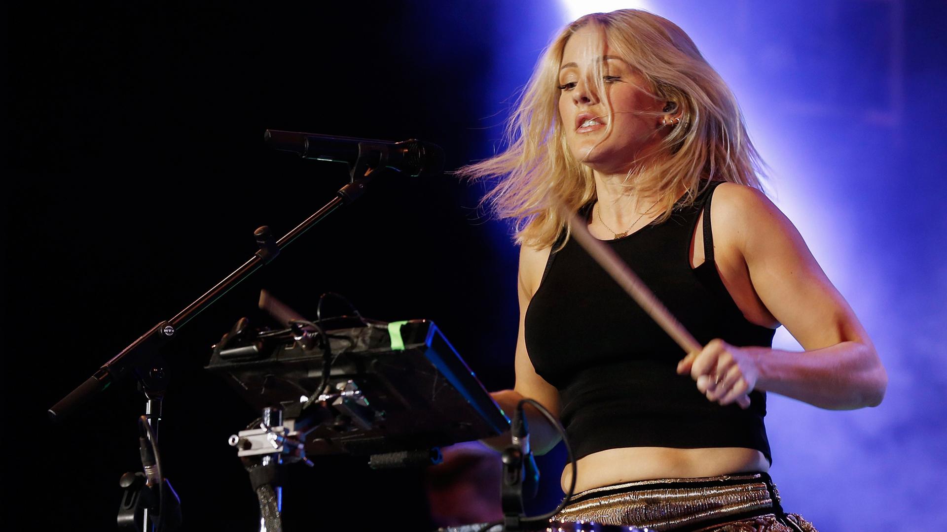 Die britische Sängerin Ellie Goulding spielt Schlagzeug während eines Konzertes in Bern.