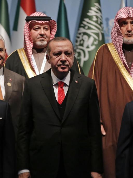 Sondergipfel der Islamischen Staaten in Istanbul mit dem türkischen Präsidenten Erdogan (M.), jordanischen König Abdullah (l.) und Palästinenserpräsident Abbas (r).