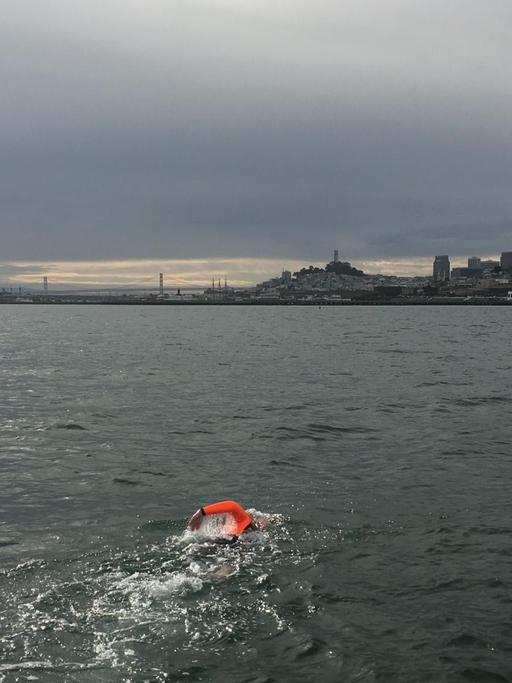 Drum herum fast nur Wasser: Martin Böttcher schwimmt von der Gefängnisinsel Alcatraz nach San Francisco.