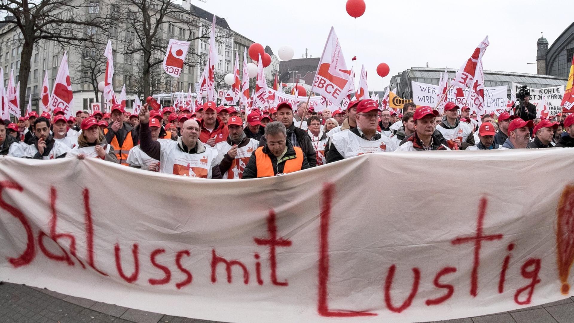 Mitglieder der IG BCE aus Hamburg, Niedersachen und Schleswig-Holstein demonstrieren am 25.03.2015 in Hamburg auf dem Hachmannplatz und halten ein Transparent mit der Aufschrift: "Schluss mit lustig! 4,8 %".