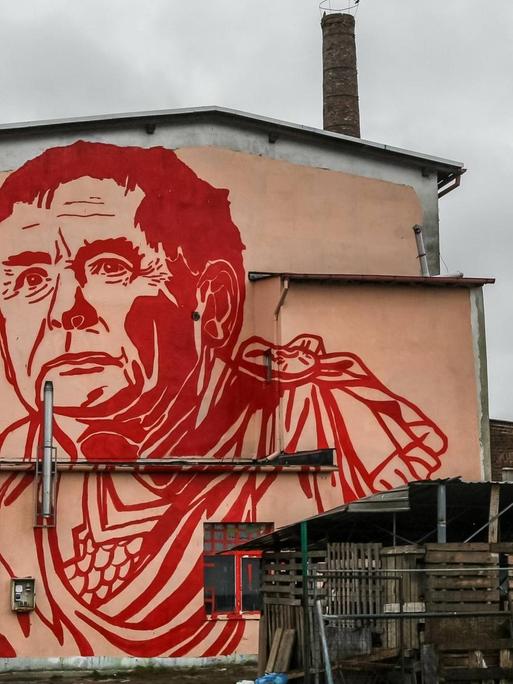Eine Wandmalerei des Street art Künstlers Mariusz Waras zeigt in blutrot den polnischen Politiker Jaroslaw Kaczynski, Vorsitzender der nationalkonservativen PiS-Partei in einer römischen Toga als Julius Cäsar an einer Häuserwand in Danzig / Gdansk, Polen.